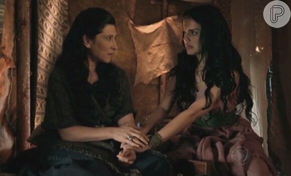 Samara (Paloma Bernardi) é aconselhada a fingir que gosta de Aruna (Thais Melchior) por Léia (Beth Goulart) para impressionar Josué (Sidney Sampaio), na novela 'A Terra Prometida'