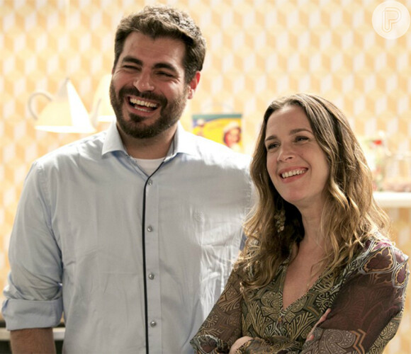 Thiago Lacerda e a mulher, Vanessa Lóes, posam juntos nos bastidores da novela 'Haja Coração'