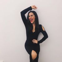Lívian Aragão posa com look total black e fãs brincam: 'Mortícia Addams?'