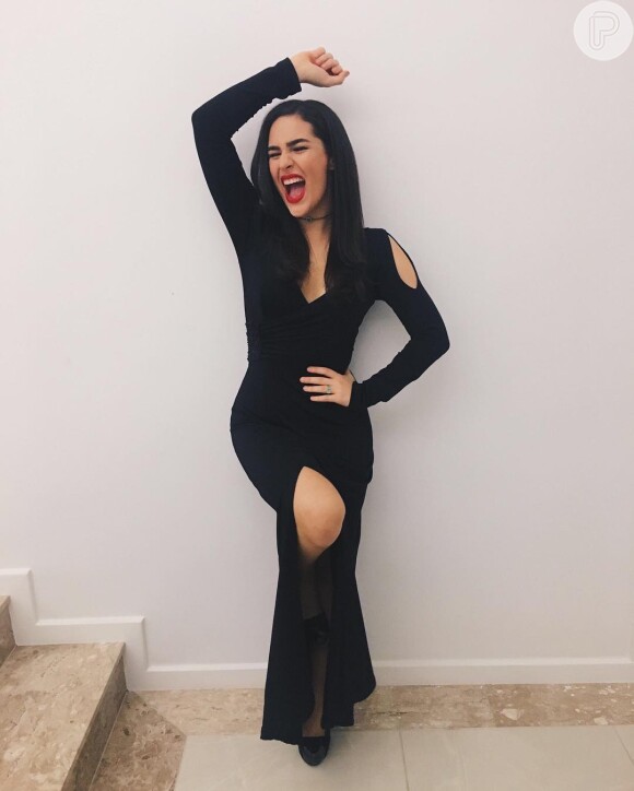 Lívian Aragão posa com look total black e fãs a comparam com Mortícia Addams nesta quarta-feira, dia 13 de julho de 2016