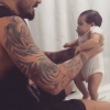 Ex-BBB Fernando Medeiros filma filho, Lucca, aprendendo a andar, aos 2 meses: 'Já?'