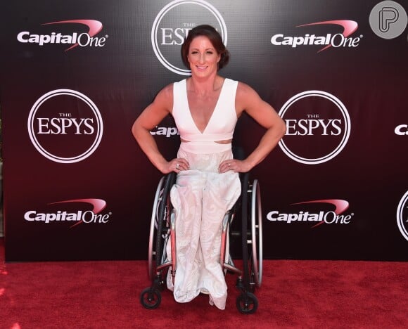 A atleta paralímpica Tatyana McFadden também apostou em um vestido branco decotado para ir à premiação