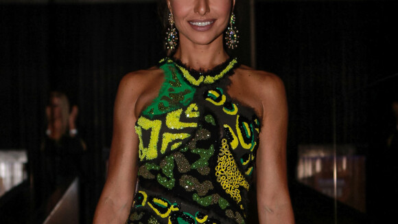 Sabrina Sato usa look Versace de R$ 13 mil em evento com o namorado, Duda Nagle