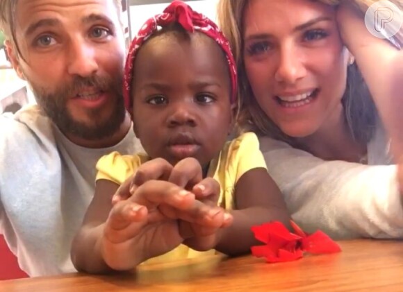 Bruno Gagliasso e Giovanna Ewbank adotaram a pequena Chissomo, de 3 anos, nascida no Malauí, na África