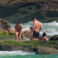 Cauã Reymond vai à praia com namorada, Mariana Goldfarb, e a filha, Sofia. Fotos