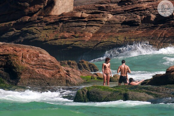 Mariana Goldfarb e Cauã Reymond se divertem na praia da Joatinga