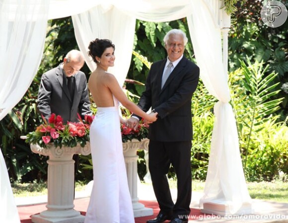 Aline (Vanessa Giácomo) se casa com César (Antonio Fagundes), em 'Amor à Vida', em 16 de novembro de 2013