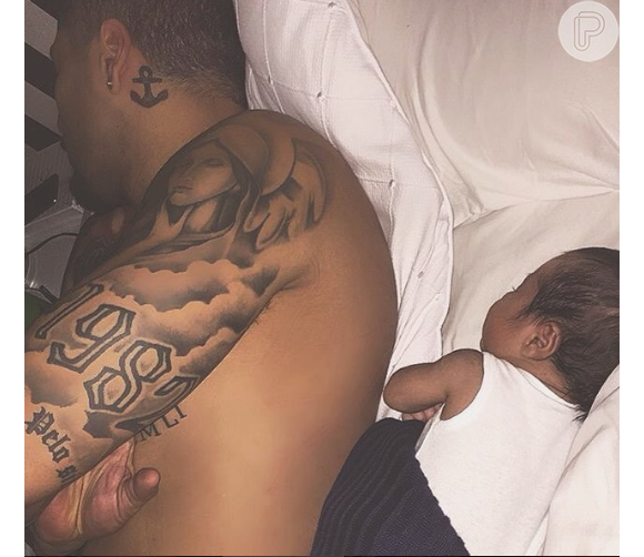 Fernando Medeiros já mostrou uma foto em que aparece dormindo na mesma pose que o pequeno Lucca, de 2 meses