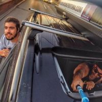 Caio Castro viaja em carrão com chuveiro e geladeira dos EUA para o Brasil