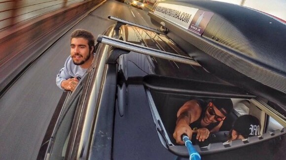 Caio Castro viaja em carrão com chuveiro e geladeira dos EUA para o Brasil
