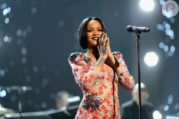 Rihanna não se apresentará em Nice, na França, nesta sexta-feira, 15 de julho de 2016, devido ao atentado que deixou 70 mortos no balneário