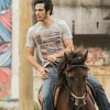 Em março deste ano, Mateus Solano caiu do cavalo na cidade cenográfica do Projac, Zona Oeste do Rio. O ator precisava fazer aulas de esgrima, assim como o restante do elenco, e equitação para compor seu personagem em 'Liberdade, Liberdade'