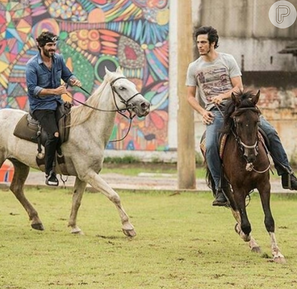 Em março deste ano, Mateus Solano caiu do cavalo na cidade cenográfica do Projac, Zona Oeste do Rio. O ator precisava fazer aulas de esgrima, assim como o restante do elenco, e equitação para compor seu personagem em 'Liberdade, Liberdade'