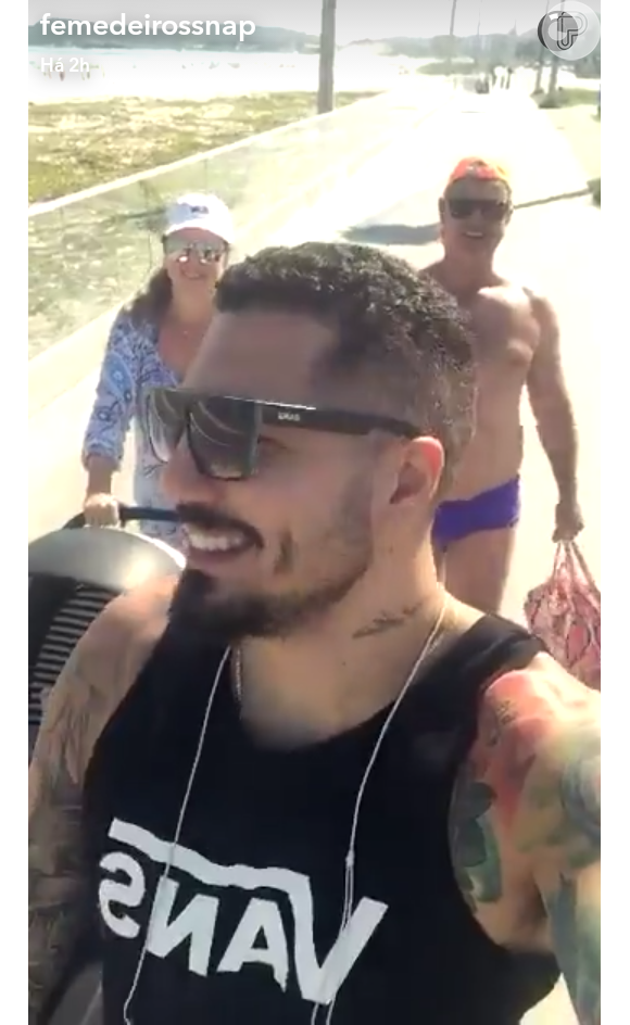 Ex-BBB Fernando Medeiros mostrou os sogros caminhando no calçadão da praia, nesta sexta-feira, 15 de julho de 2016