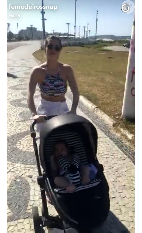 Ex-BBB Fernando Medeiros mostrou Aline Gotschalg passeando com o filho, Lucca, na praia