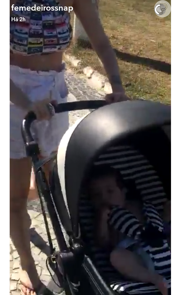 Pai coruja, ex-BBB Fernando Medeiros filmou o filho, Lucca, passeando com Aline Gotschalg