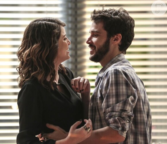 A saudade que sentem um do outro faz com que Camila (Agatha Moreira) e Giovanni (Jayme Matarazzo) se reaproximem, na novela 'Haja Coração'
