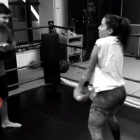 Anitta dança rap dentro do octógono antes de treino de muay thai. Veja vídeo!