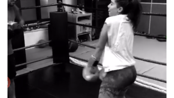 Anitta dança rap dentro do octógono antes de treino de muay thai. Veja vídeo!