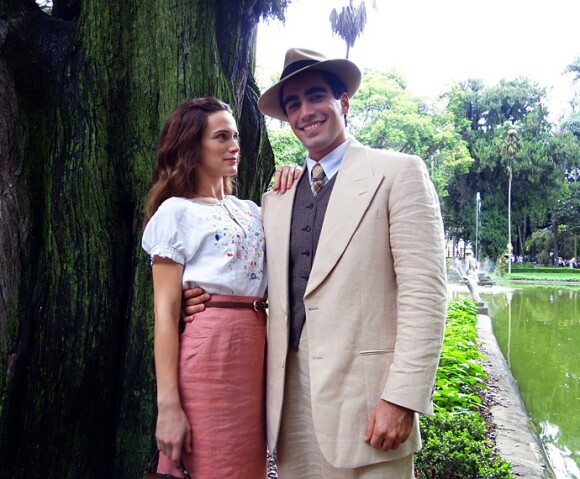 Maria (Bianca Bin) engravidou de Leandro (Pedro Brandão), mas ele morreu num acidente de carro, antes de poder se casar com ela, na novela 'Êta Mundo Bom!'