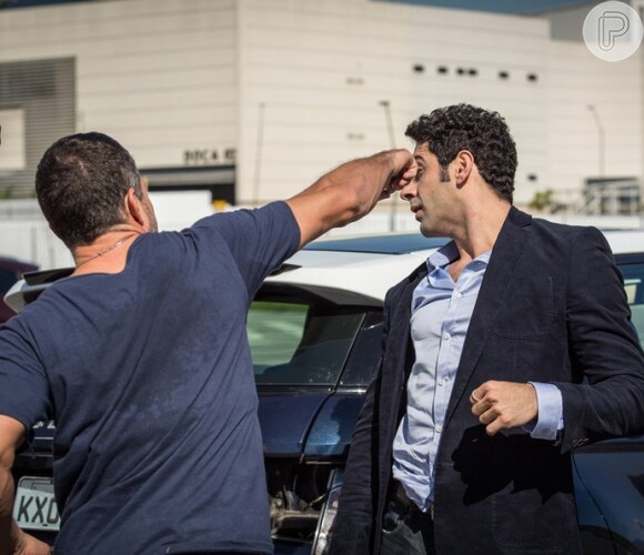Apolo (Malvino Salvador) agride Beto (João Baldasserini) diante de clientes e funcionários da agência, na novela 'Haja Coração'