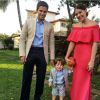 Luma Costa posa com o filho e o marido, Leonardo Martins, em casamento em Búzios