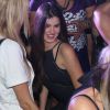 Camila Queiroz se divertiu com amigas no Baile da Favorita, que aconteceu na quadra da Acadêmicos da Rocinha, Zona Sul do Rio