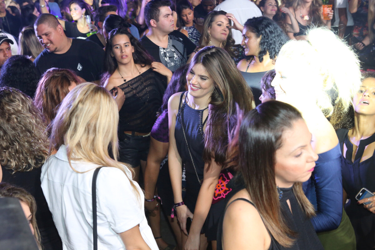 Imagens de um baile funk na Rocinha, na Zona Sul do Rio, mostram