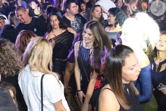 Camila Queiroz dançou funk no meio do público no Baile da Favorita, no Rio, neste sábado, 16 de julho de 2016