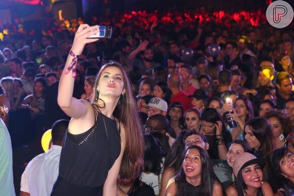 Camila Queiroz faz selfie durante o Baile da Favorita, no Rio, neste sábado, 16 de julho de 2016