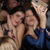 Camila Queiroz e Rhaisa Batista fazem selfie no Baile da Favorita, no Rio, neste sábado, 16 de julho de 2016