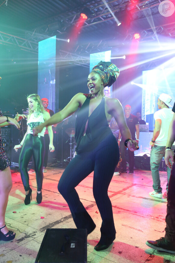 Cris Vianna dança no palco do Baile da Favorita, no Rio, neste sábado, 16 de julho de 2016