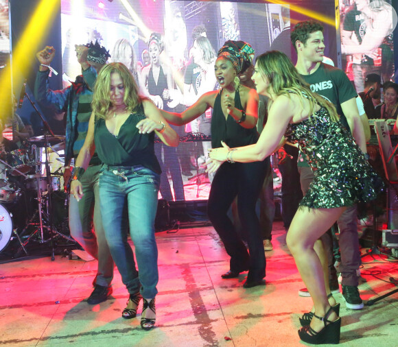 Susana Vieira dança com Cris Vianna e Carol Sampaio no palco do Baile da Favorita, no Rio, neste sábado, 16 de julho de 2016