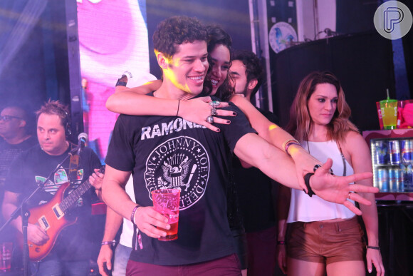 Casal Débora Nascimento e José Loreto dança agarradinho no Baile da Favorita, no Rio, neste sábado, 16 de julho de 2016