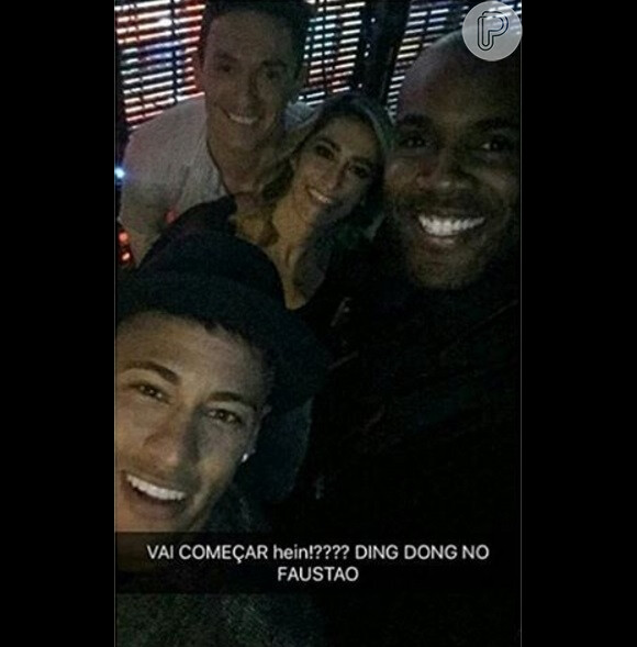 Diego Hypolito aparece em uma foto ao lado de Daniele Hypolito, Neymar e Rafael Zulu antes do início do programa