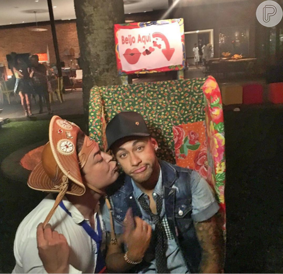 Neymar se divertiu com David Brazil em festa junina de Luciano Huck. No arraial, o jogador se reencontrou com Bruna Marquezine