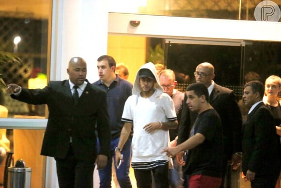 Neymar gastou R$ 8 mil em um jantar no Rio de Janeiro. Na ocasião, foi visto deixando um restaurante cercado de mulheres