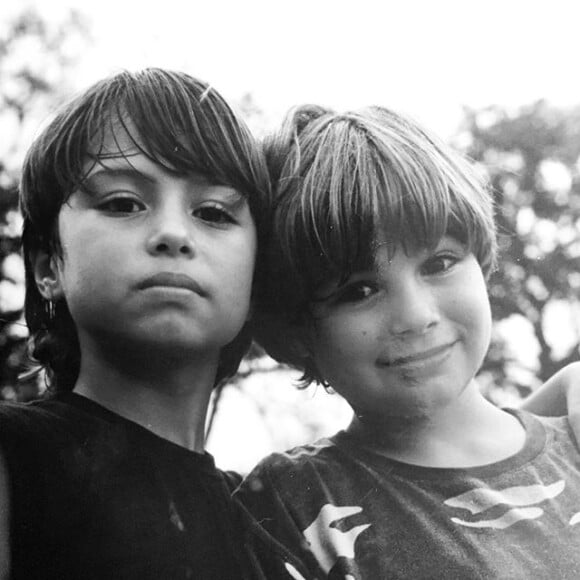 Rafael Vitti publicou uma foto ao lado do irmão, Francisco, quando eram pequenos para fazer a homenagem