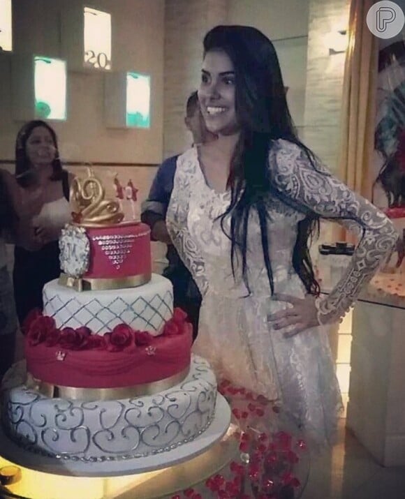 Munik comemora em frente ao bolo de aniversário que ganhou dos fãs
