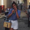 Bruna Marquezine está em Cuba para realizar uma matéria para uma revista e tem esbanjado looks incríveis! Para tomar um mojito no La Bodeguita Del Medio nesta terça-feira, 19 de julho de 2016, a atriz apostou numa camisa Ralph Lauren, short American Apparel, bolsa Prada e chinelos Adidas