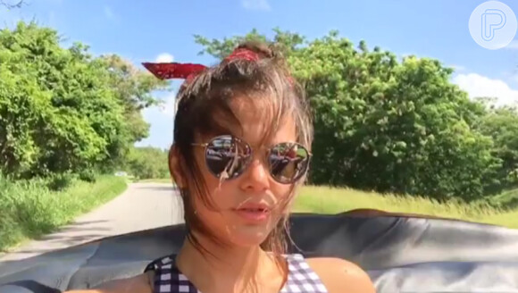 Bruna Marquezine publicou uma foto andando de carro com cabelos ao vento: 'É muito legal andar de conversível', publicou ela na legenda da imagem 