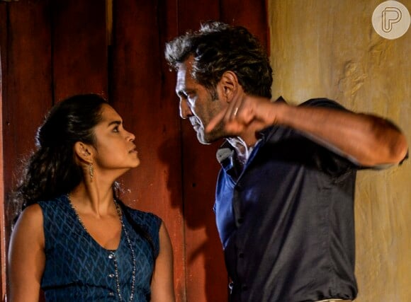 Santo (Domingos Montagner) admite para Luzia (Lucy Alves) que ficou esperando por Tereza (Camila Pitanga) a vida toda, na novela 'Velho Chico', a partir de 26 de julho de 2016