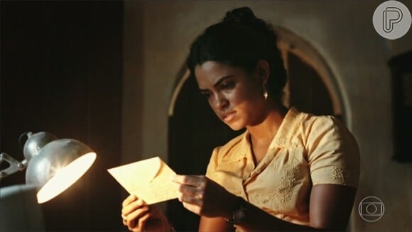 Santo (Domingos Montagner) quase flagra Luzia (Lucy Alves) com a carta de Tereza (Camila Pitanga) que ela interceptou, na novela 'Velho Chico'