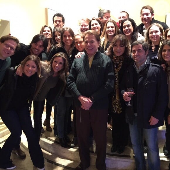 Silvio Santos posa cercado pela família durante jantar em sua casa