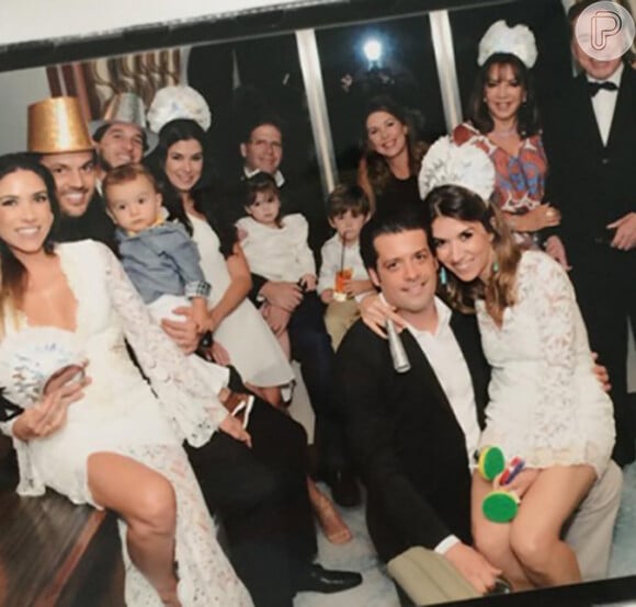 Silvio Santos posa com a família em foto publicada por Patrícia Abravanel nas redes sociais