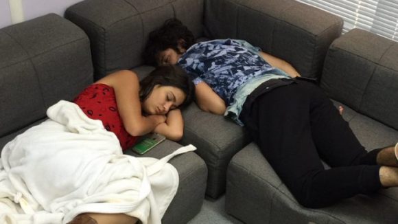 Camila Pitanga faz foto de Gabriel Leone e Giullia Buscacio dormindo: 'Flagra'