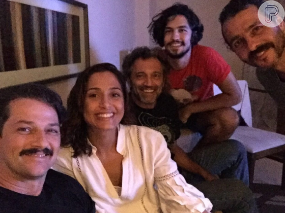 Camila Pitanga fez um registro do seu encontro com Marcelo Serrado, Domingos Montagner, Gabriel Leone e Marcos Palmeira, parceiros de cena na novela 'Velho Chico'