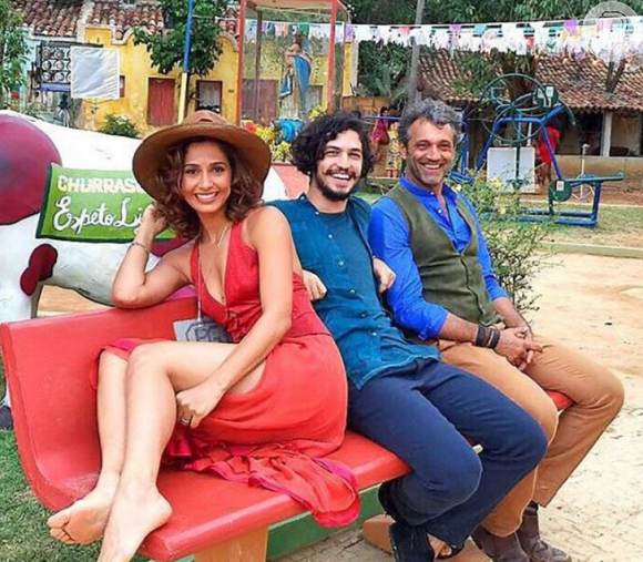 Camila Pitanga posa ao lado de Gabriel Leone e Domingos Montagner, respectivamente, seu filho e o seu amor na novela 'Velho Chico'