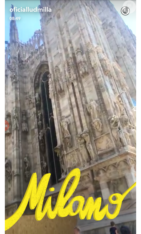Ludmilla filma a Catedral de Duomo, um dos pontos turísticos de Milão