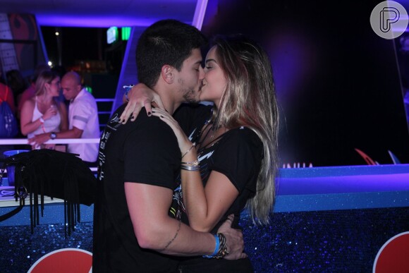 Arthur Aguiar e a atriz Camila Mayrink foram clicados aos beijos no Rock in Rio em setembro